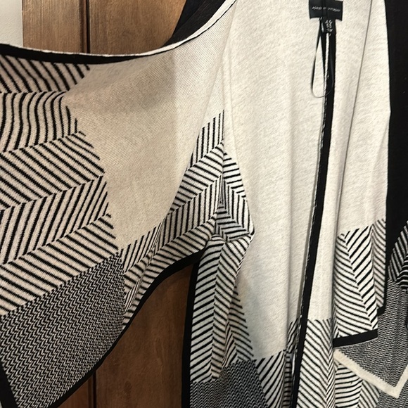 Adrienne Vittadini Wool Blanket/Travel Wrap - Picture 4 of 6